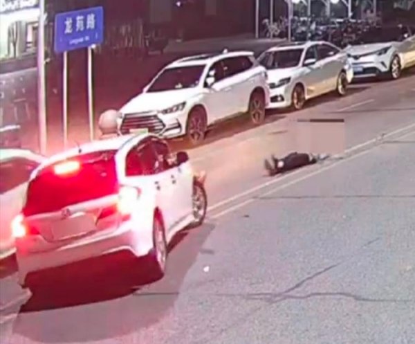 蚂蚁配资 武汉一男子酒驾冲卡 民警拦截被顶车头600多米倒地重伤