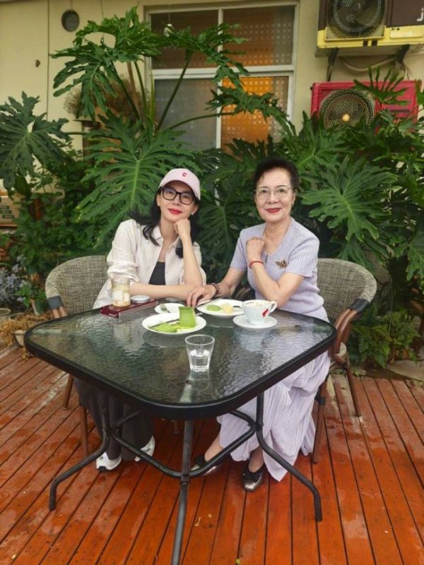 明利配资 陈数与妈妈喝茶聊天幸福又温馨！晒母女合照心情好