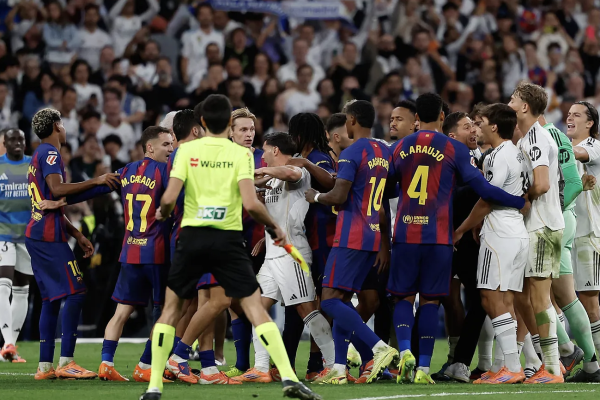 交易鑫优配 国家德比赛后冲突裁判报告：皇萨各三人因对峙染黄，卢宁染红